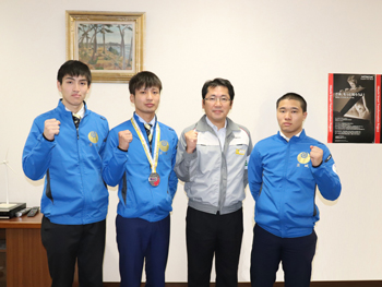 銀賞を受賞した川崎(写真左から2人目)