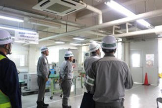 取締役社長および労働組合代表者による職場巡視の様子