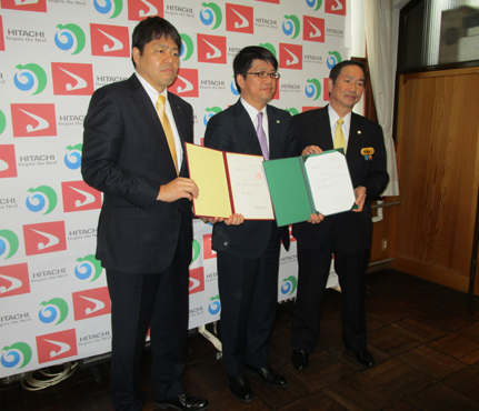 左から中島秋田県副知事、当社浦瀬取締役社長、齊藤能代市長