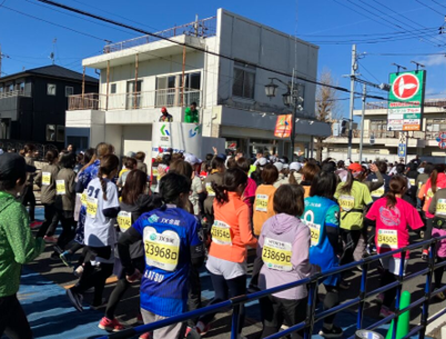 [画像]右：「勝田全国マラソン2025」ランニング部を中心にランナーとして出場