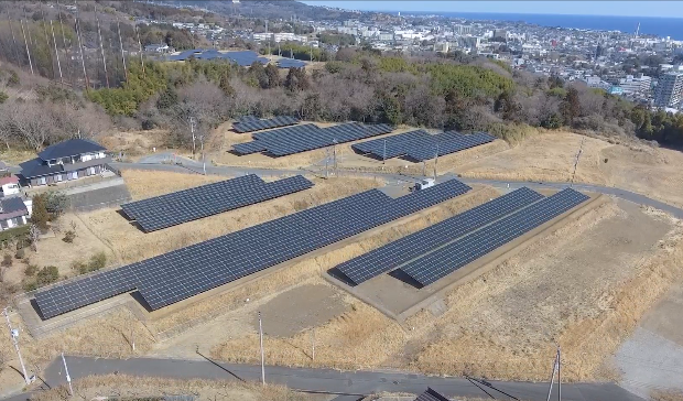 [画像]左：成沢社宅跡太陽光発電所