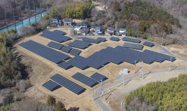 [画像]右：志学寮跡太陽光発電所
