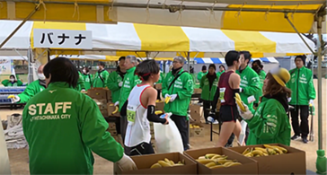 [画像]左：「勝田マラソン2026」ボランティアの様子